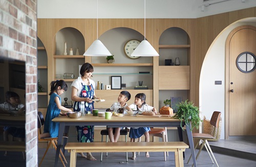 打通兩套房，竟是為了孩子的游樂場，當(dāng)代家庭“幼兒園”