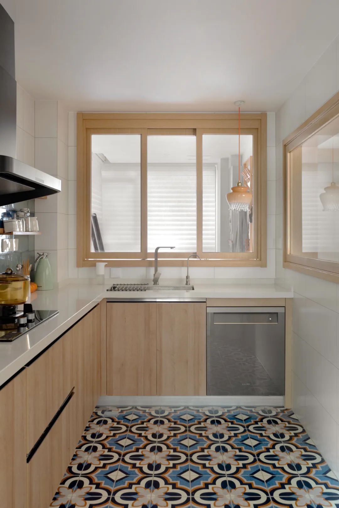 「歸隱」夫妻的都市“陋室”，慵懶原木藏書閣，宅不夠！