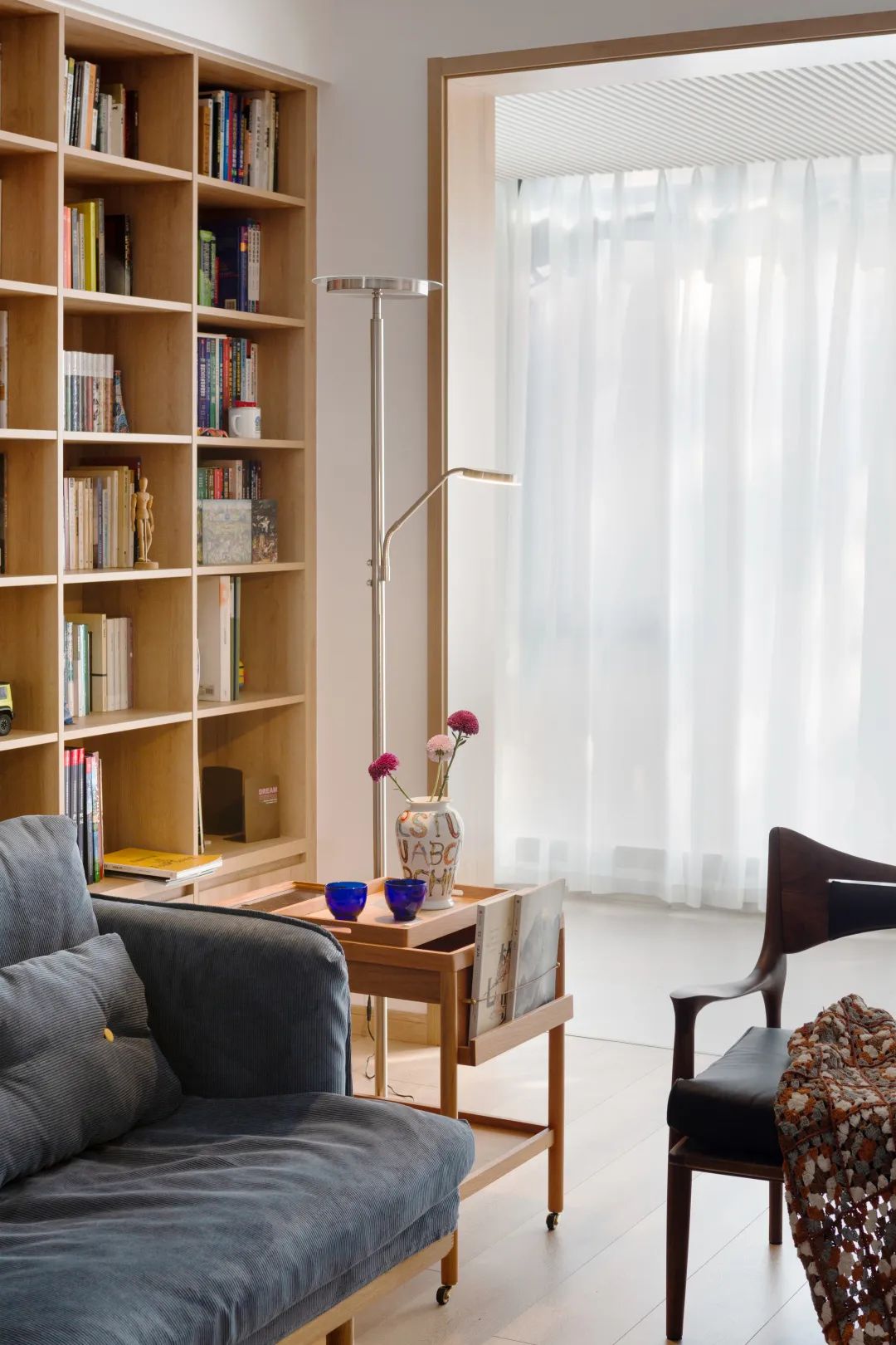 「歸隱」夫妻的都市“陋室”，慵懶原木藏書閣，宅不夠！