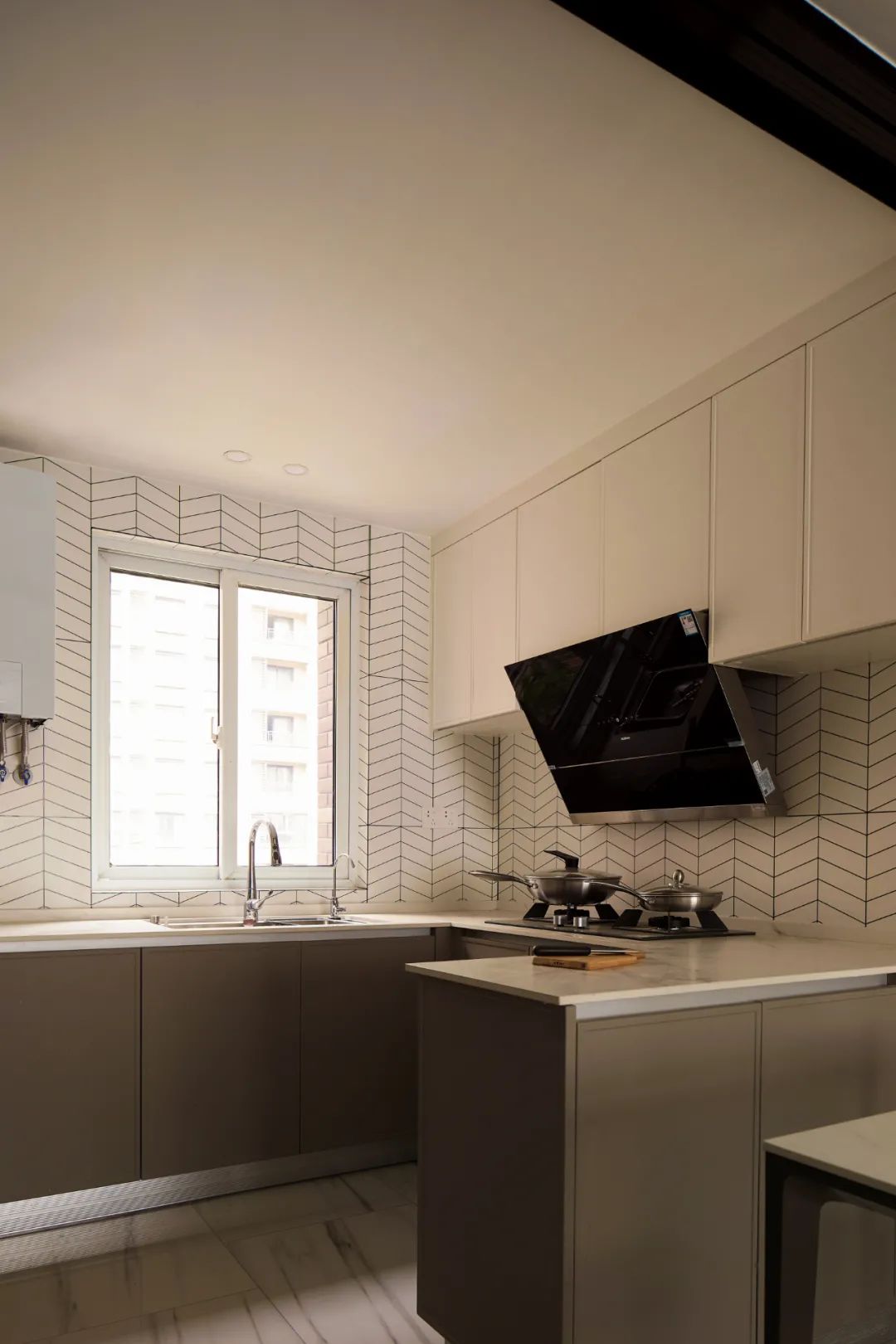 復(fù)式房必看丨樓梯下做玄關(guān)柜+次臥改成閱讀角，豪宅范