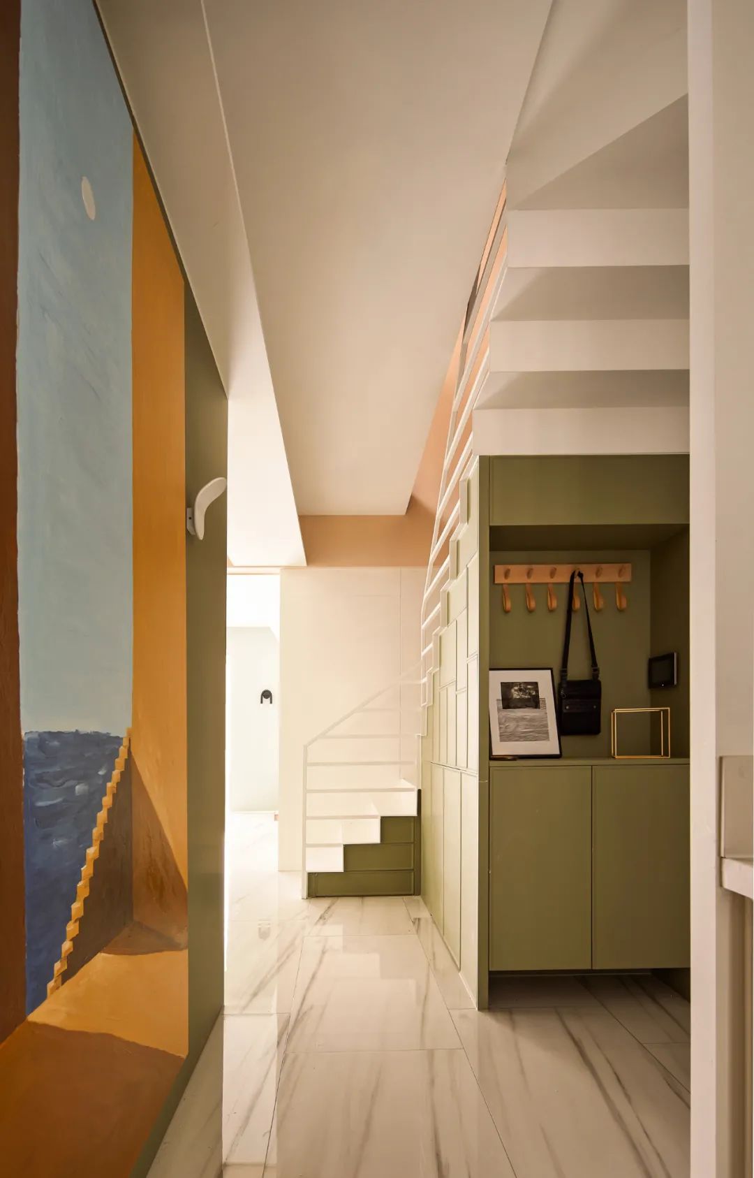 復(fù)式房必看丨樓梯下做玄關(guān)柜+次臥改成閱讀角，豪宅范