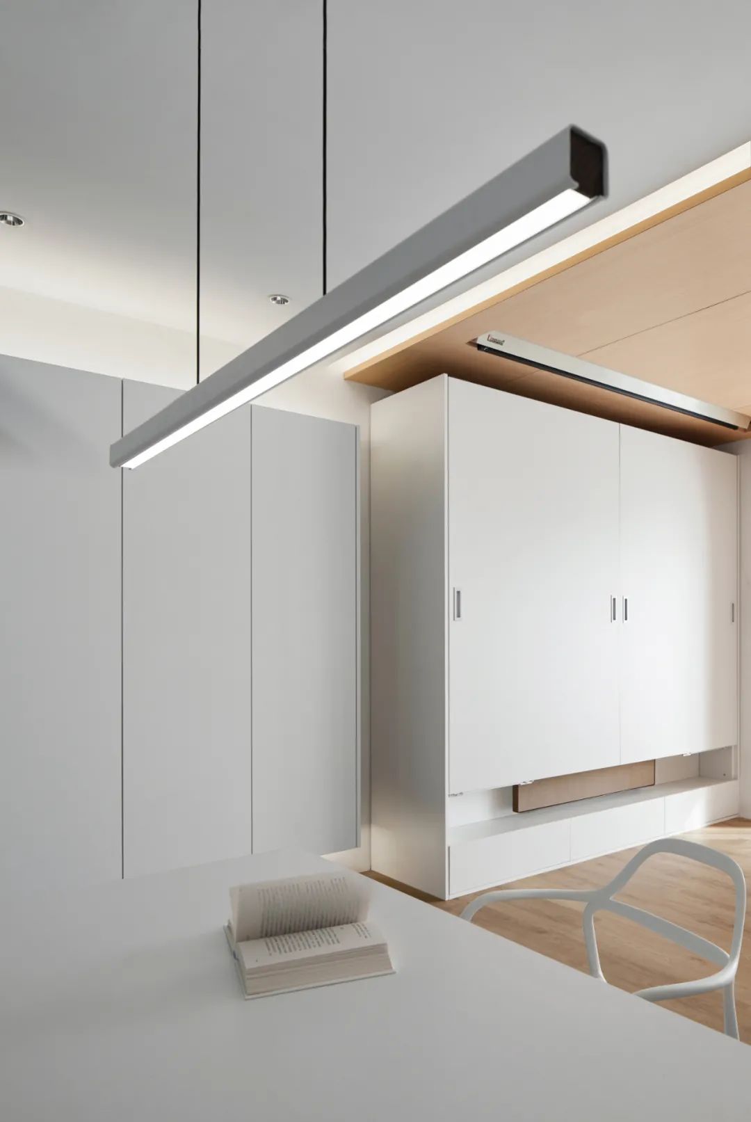 90后辣媽的白月光之家，75㎡小宅又純又欲，科技感滿滿