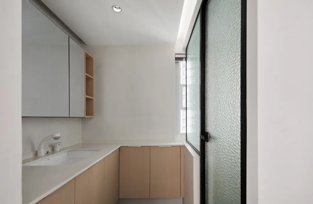 90后辣媽的白月光之家，75㎡小宅又純又欲，科技感滿滿