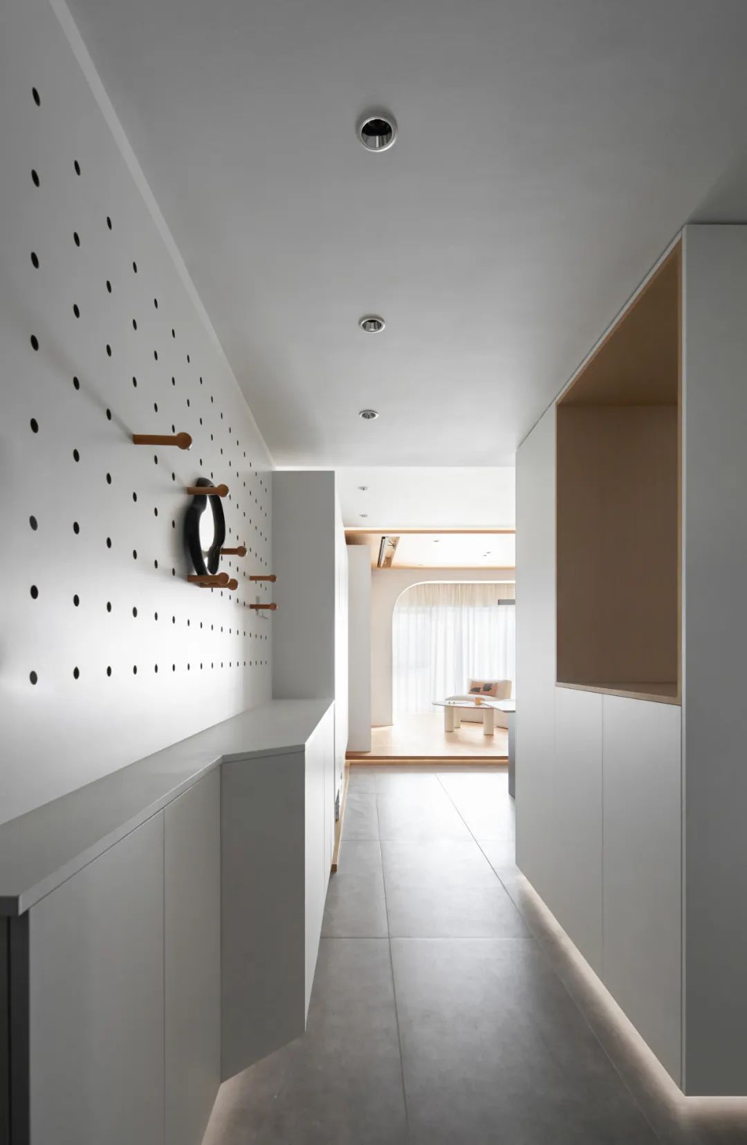 90后辣媽的白月光之家，75㎡小宅又純又欲，科技感滿滿