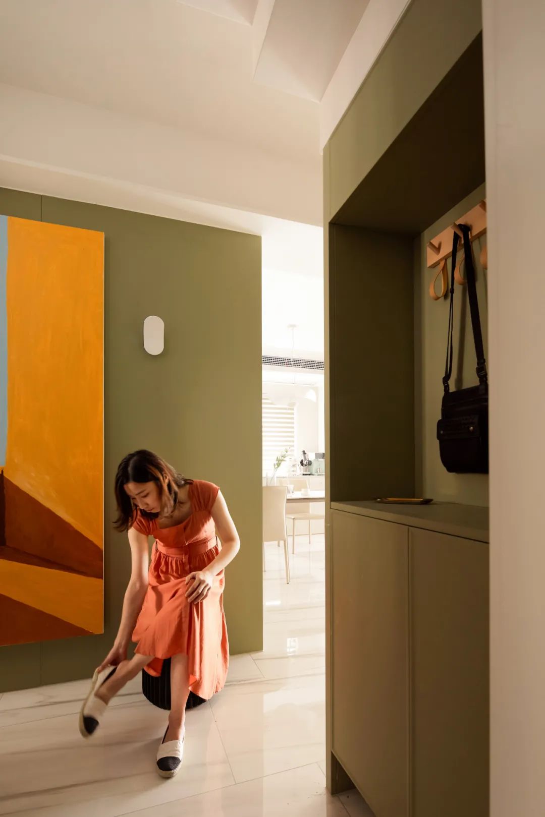 復(fù)式房必看丨樓梯下做玄關(guān)柜+次臥改成閱讀角，豪宅范