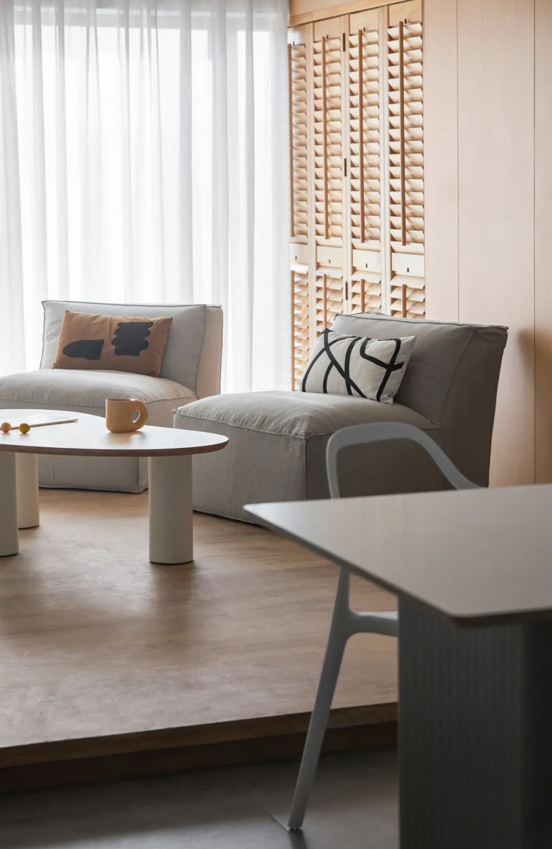 90后辣媽的白月光之家，75㎡小宅又純又欲，科技感滿滿