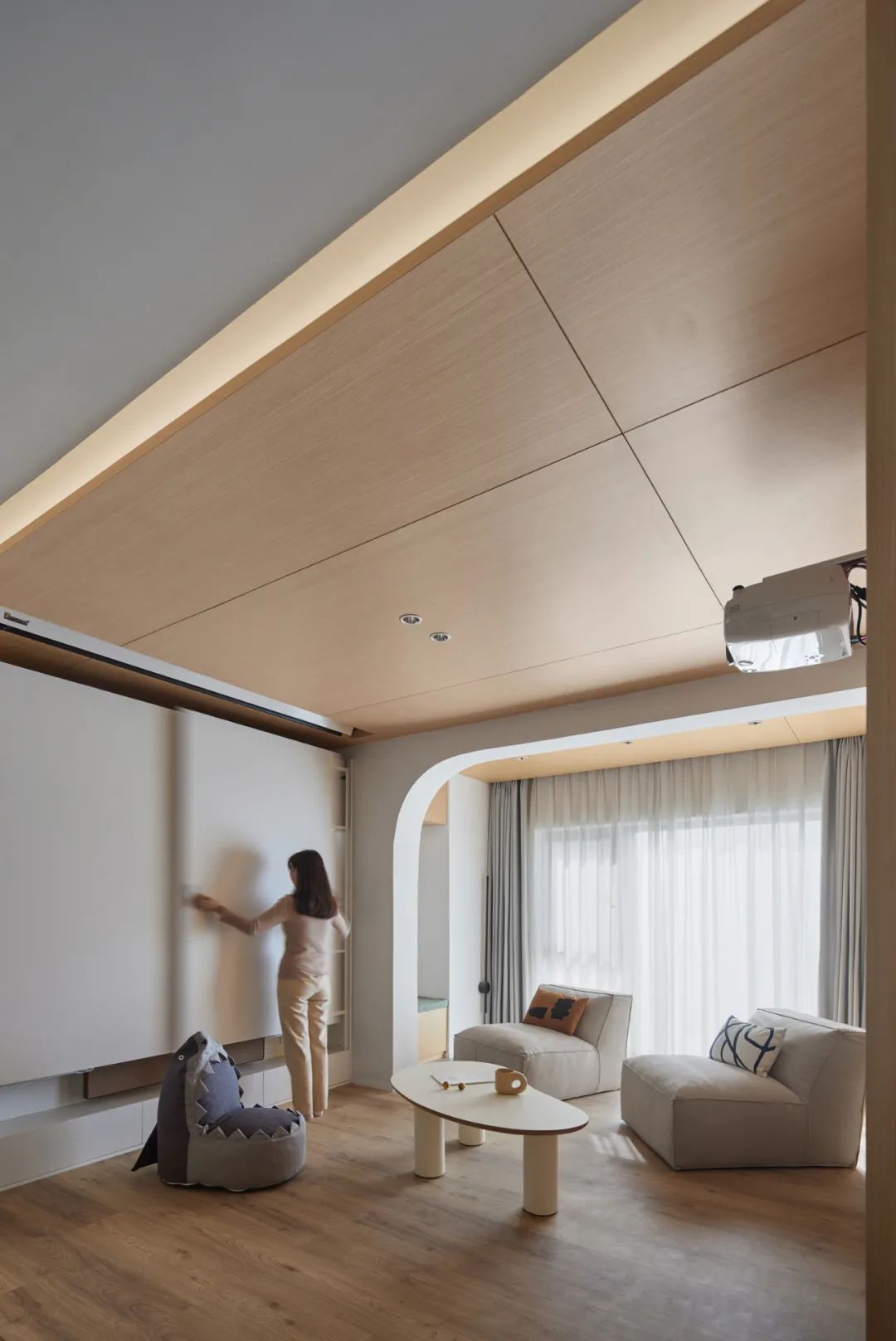 90后辣媽的白月光之家，75㎡小宅又純又欲，科技感滿滿