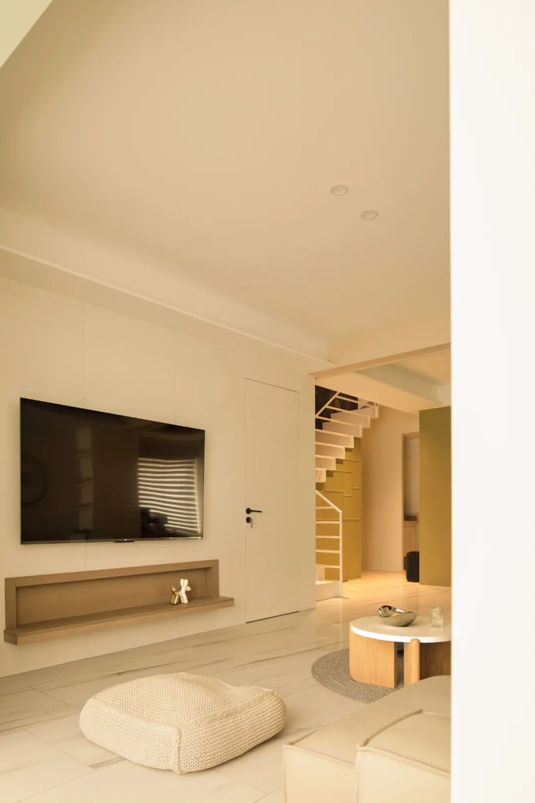 復(fù)式房必看丨樓梯下做玄關(guān)柜+次臥改成閱讀角，豪宅范