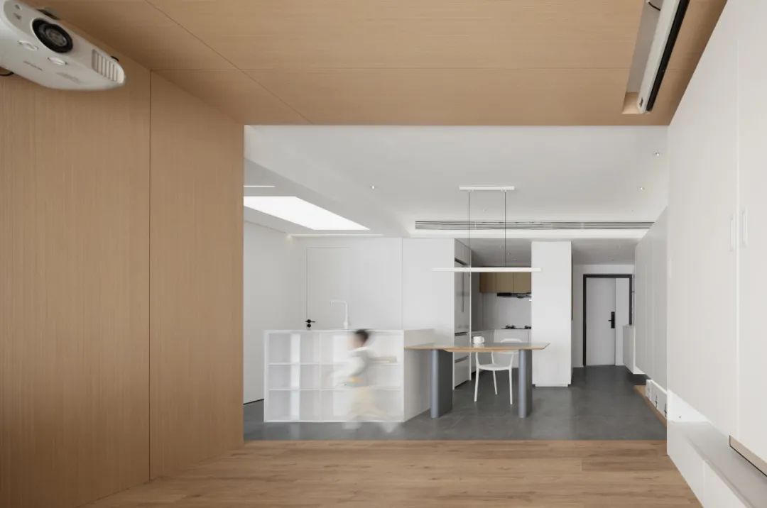 90后辣媽的白月光之家，75㎡小宅又純又欲，科技感滿滿