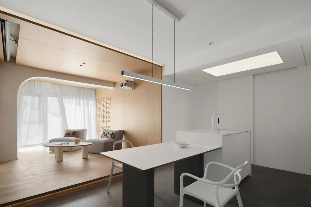 90后辣媽的白月光之家，75㎡小宅又純又欲，科技感滿滿