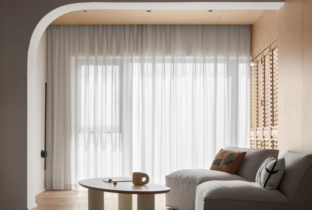 90后辣媽的白月光之家，75㎡小宅又純又欲，科技感滿滿