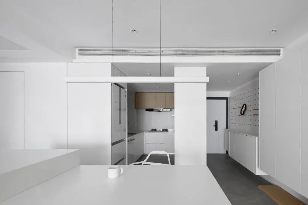 90后辣媽的白月光之家，75㎡小宅又純又欲，科技感滿滿