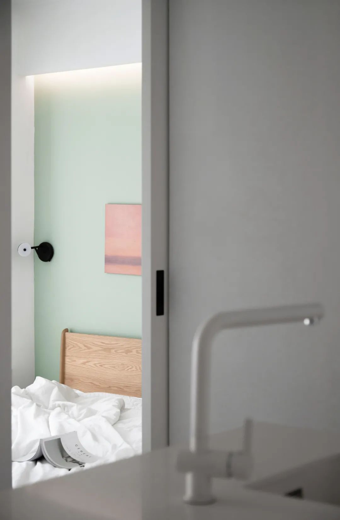 90后辣媽的白月光之家，75㎡小宅又純又欲，科技感滿滿