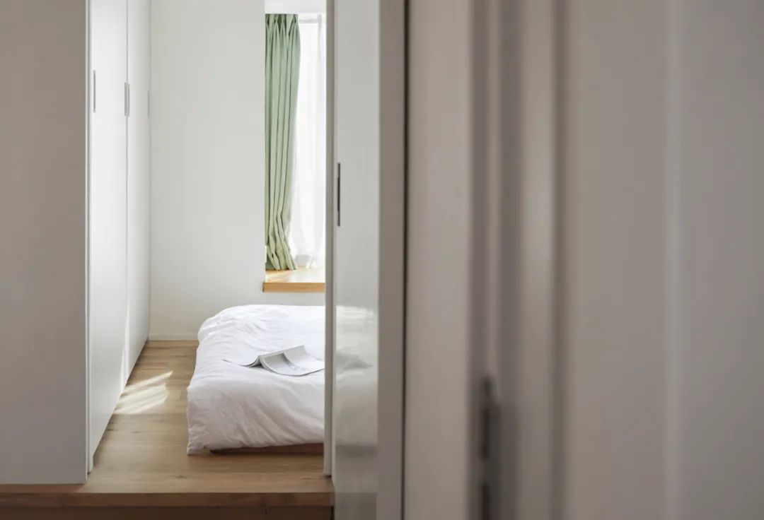 90后辣媽的白月光之家，75㎡小宅又純又欲，科技感滿滿