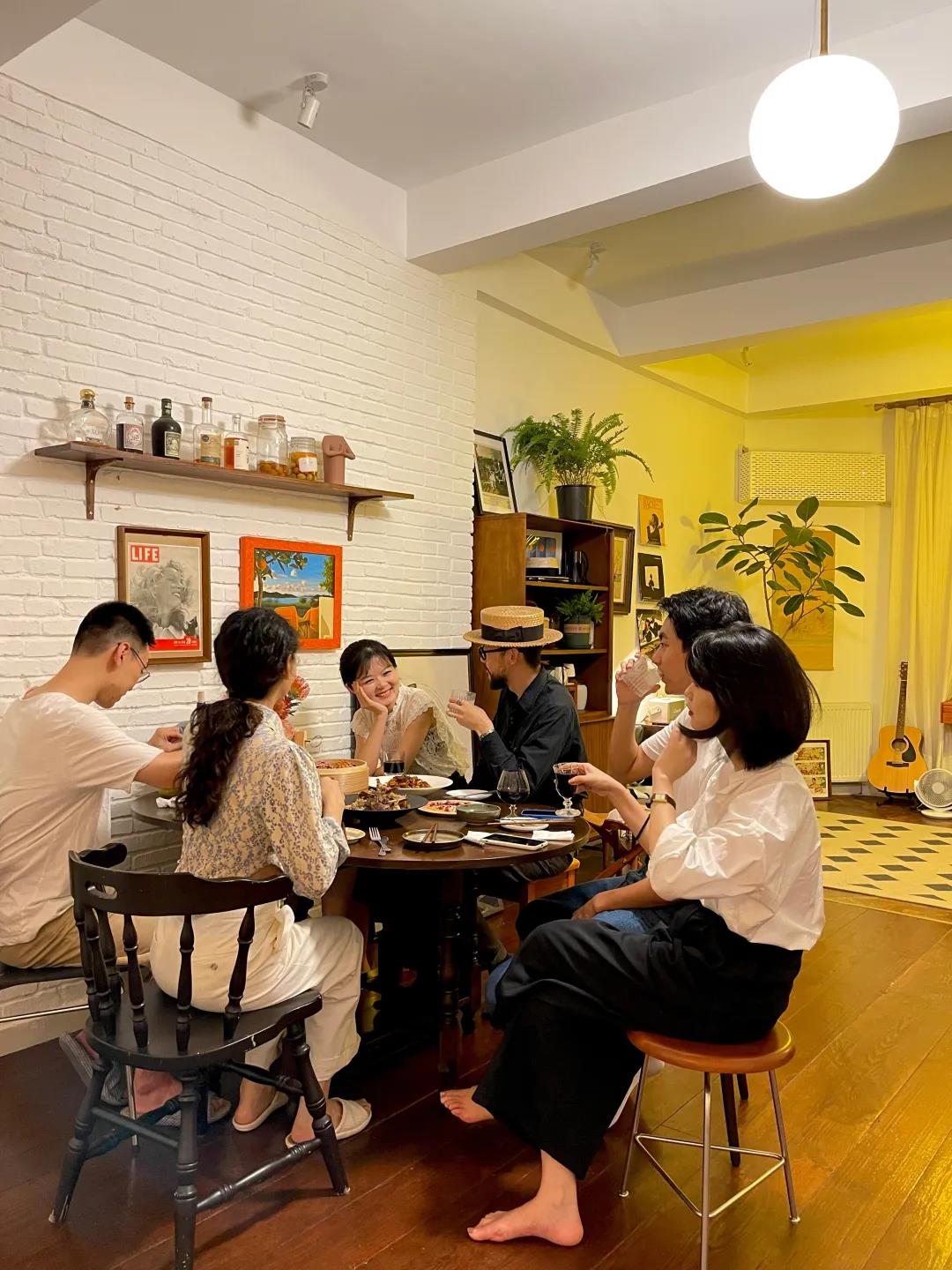 這屆情侶有多會(huì)住？格子門窗日光浴，隨性又自由	
